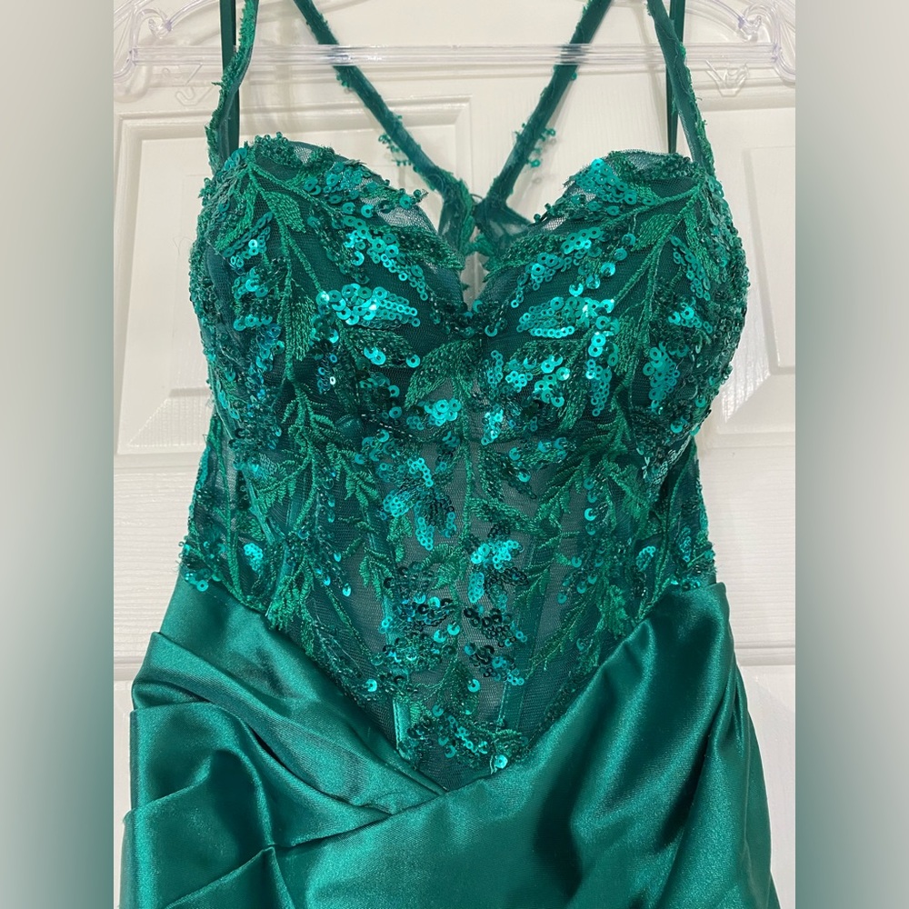 Size 6, emerald green dress with slit - Picture 4 of 4